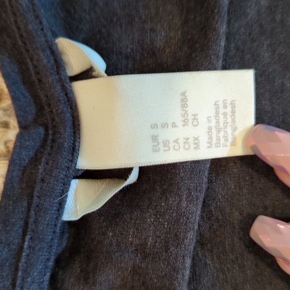 H&M basic gray v neck tee - Picture 3 of 4